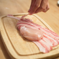 preparazione pollo avvolto nella pancetta