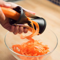 preparazione spaghetti di carote al ragù