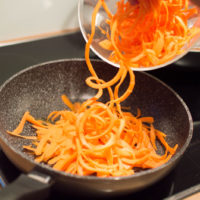 preparazione spaghetti di carote al ragù