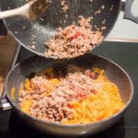 preparazione spaghetti di carote al ragù