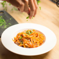 preparazione spaghetti di carote al ragù