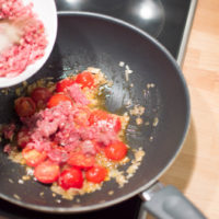 preparazione spaghetti di carote al ragù