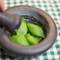 preparazione pesto alla genovese