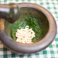 preparazione pesto alla genovese