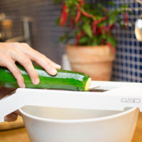 preparazione spaghetti di zucchine al pesto