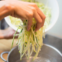 preparazione spaghetti di zucchine al pesto