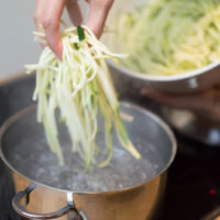 preparazione spaghetti di zucchine al pesto