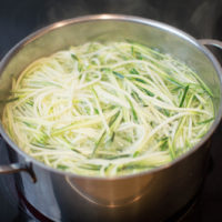 preparazione spaghetti di zucchine al pesto