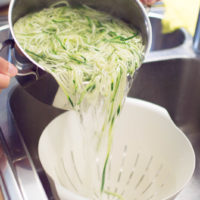 preparazione spaghetti di zucchine al pesto