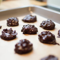 preparazione biscotti al cioccolato senza glutine