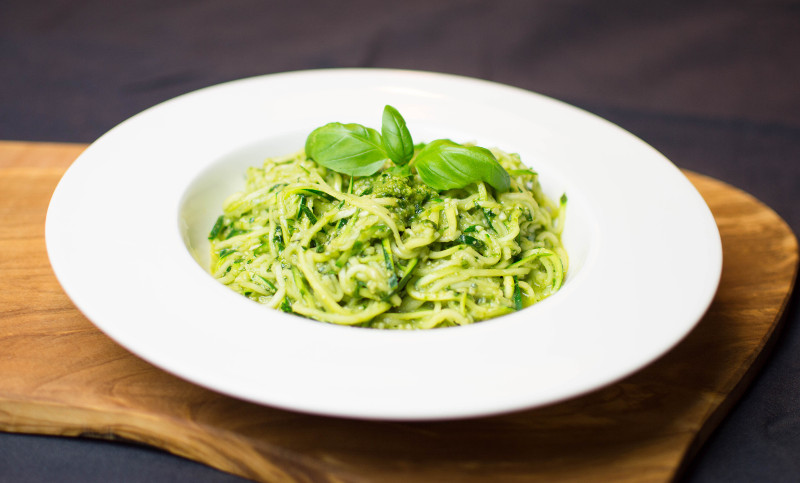 Spaghetti di zucchine al pesto