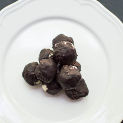 praline di cocco ricoperte di cioccolato